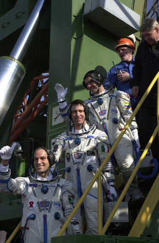 Marco Polo mission crew going up to the Soyuz capsule at Baikonour launch pad (Thursday 25 April 2002)
