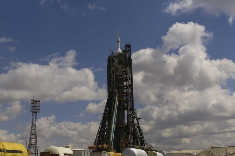 The Soyuz launcher for the Marco Polo mission was erected on the launch pad on the morning of Tuesday 23 April 2002