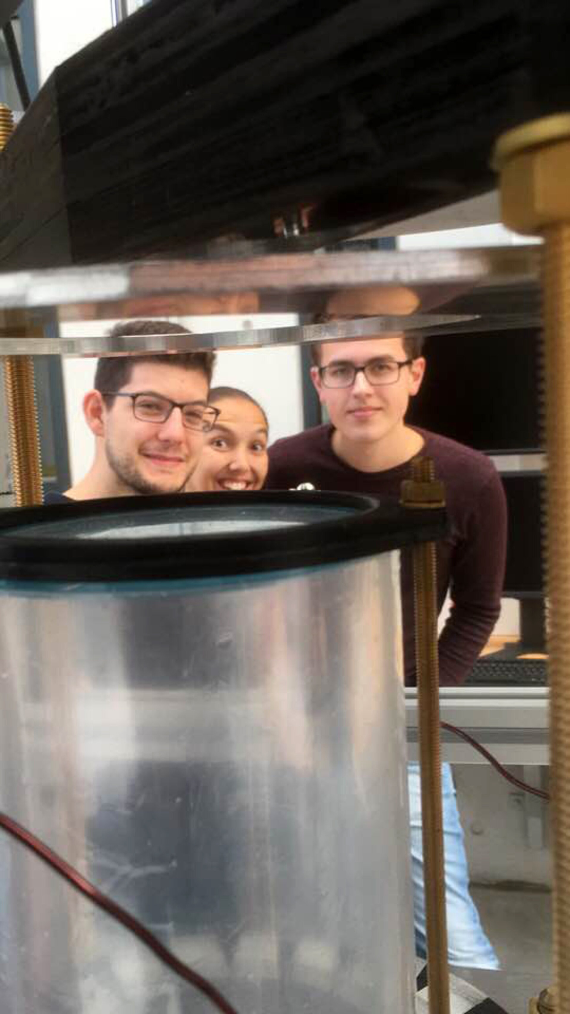 Drop Your Thesis! 2017 The Ferros team imaged with their ferrofluid container